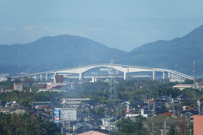 画像：夢みなとタワー最上階からの風景（べた踏み坂「江島大橋」）