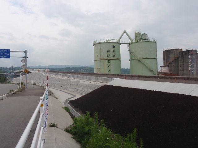 臨港道路土工部　植生工完了県道側より