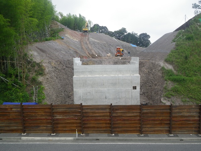 臨港道路土工部3号橋側　橋台施工中