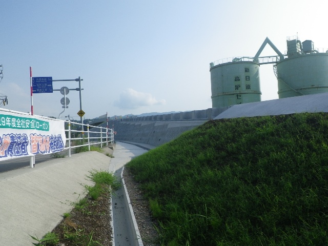 臨港道路土工部　(県道側より)