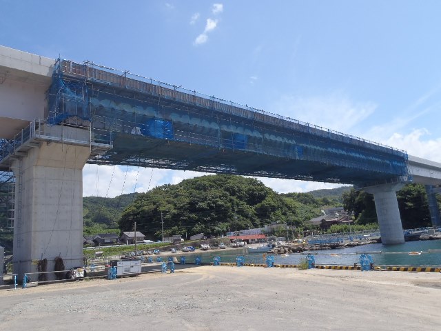 浜田港1号橋P2～P3　壁高欄施工中（北側より）