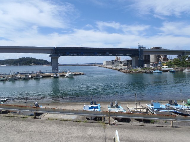 浜田港1号橋P2~P3　壁高欄施工中（南側より）