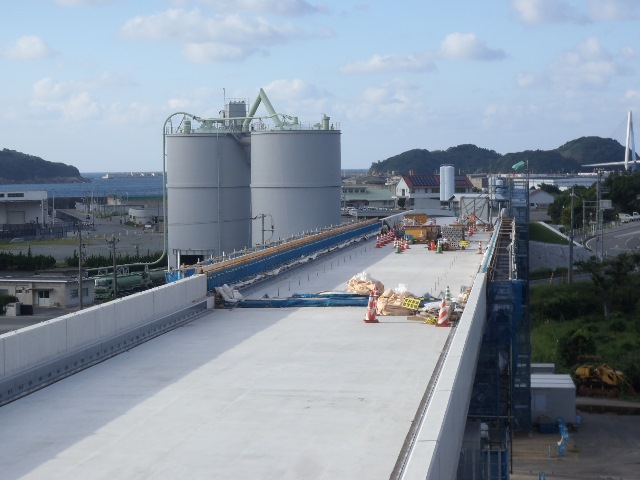 浜田港1号橋P2～P3　壁高欄施工中（P3側より）