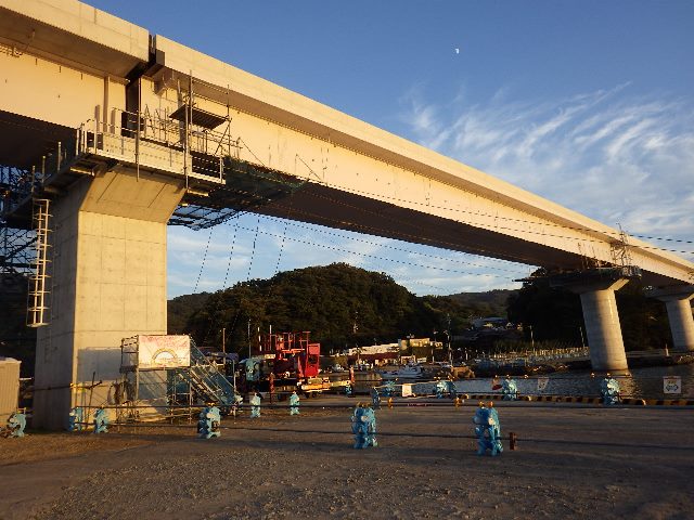 浜田港1号橋P2～P3　足場解体中（北側より）