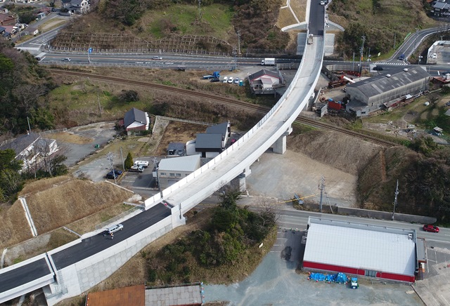 2号橋　飛来塩分防護板設置中